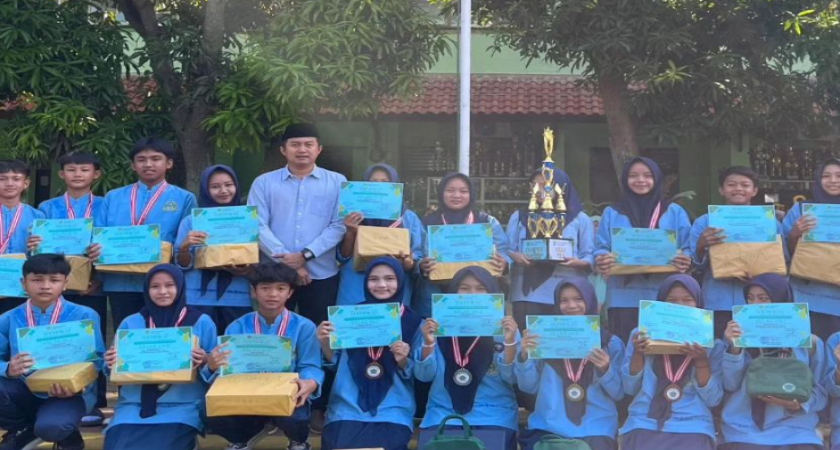 Penyerahan Hadiah Class Meeting dan Pengambilan Raport Semester Genap Tahun Pelajaran 2023/2024
