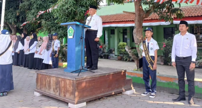 Beri Sanksi dengan Menjadi Petugas Upacara