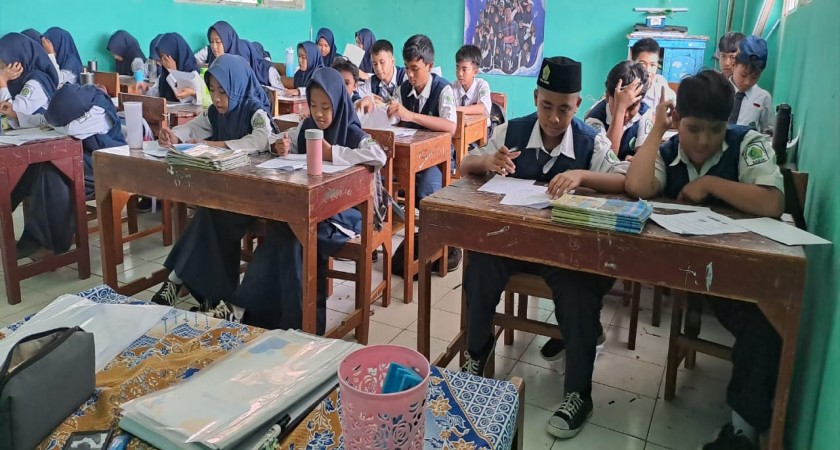 Siswa Semangat Mengerjakan Soal Asesmen Tengah Semester