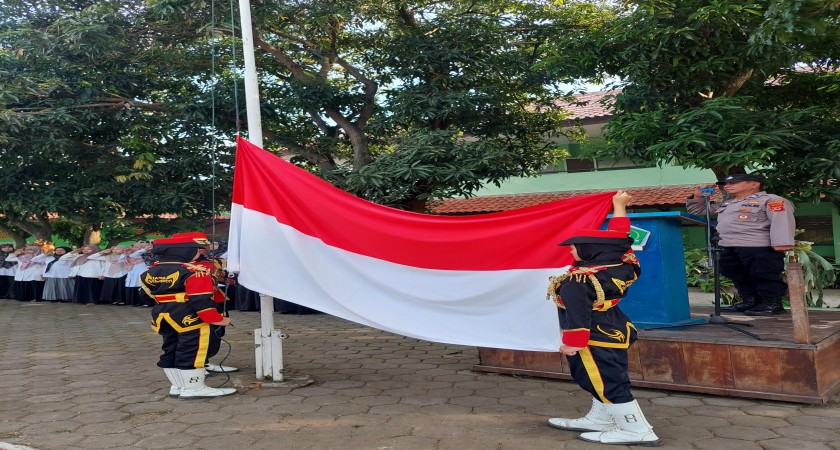 Bhabinkamtibmas Polsek Cariu Jadi Pembina Upacara di MTs Negeri 4 Bogor
