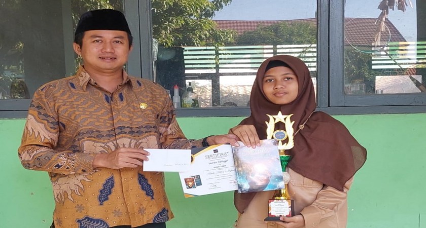 Devi Nur Fathiyyah & Antologi Cerpen Miracle