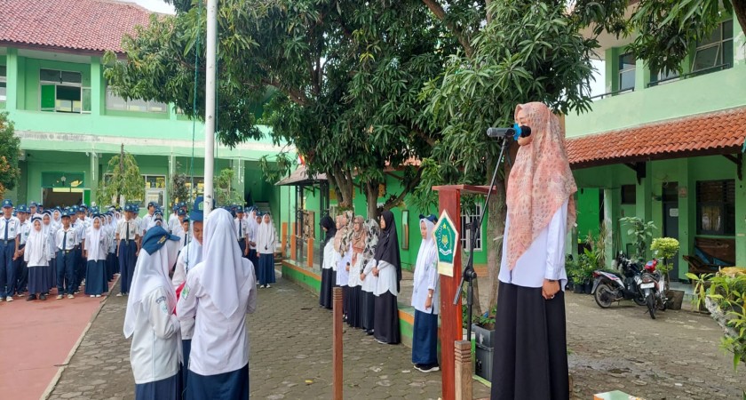 Upacara Bendera dan Penyerahan Laporan Outing Class Tahun 2023