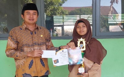 Devi Nur Fathiyyah & Antologi Cerpen Miracle