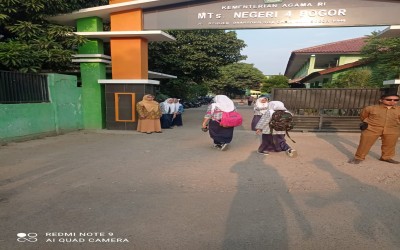 Menyambut Siswa yang datang kesekolah...